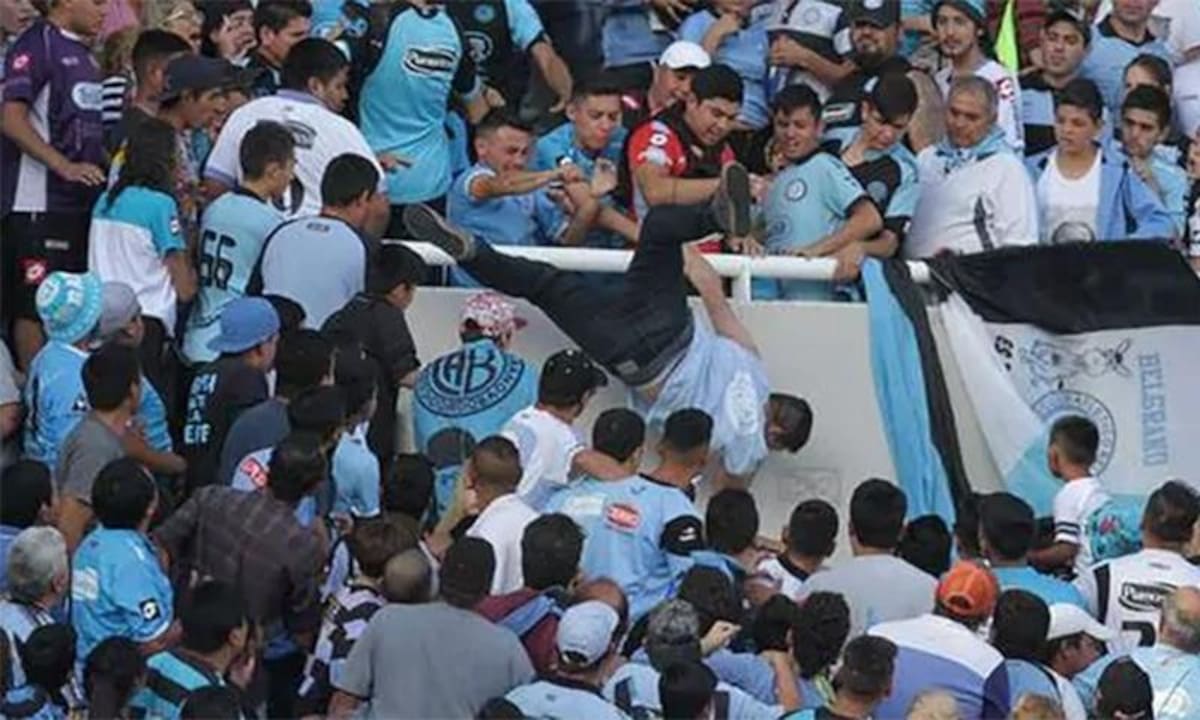 Tiran hincha desde una tribuna ((@pablocarrozza)