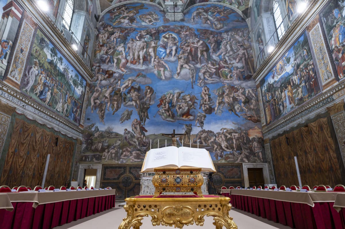 Todo preparado en la Capilla Sixtina, donde los cardenales votarán. Foto: EFE/Vatican Media