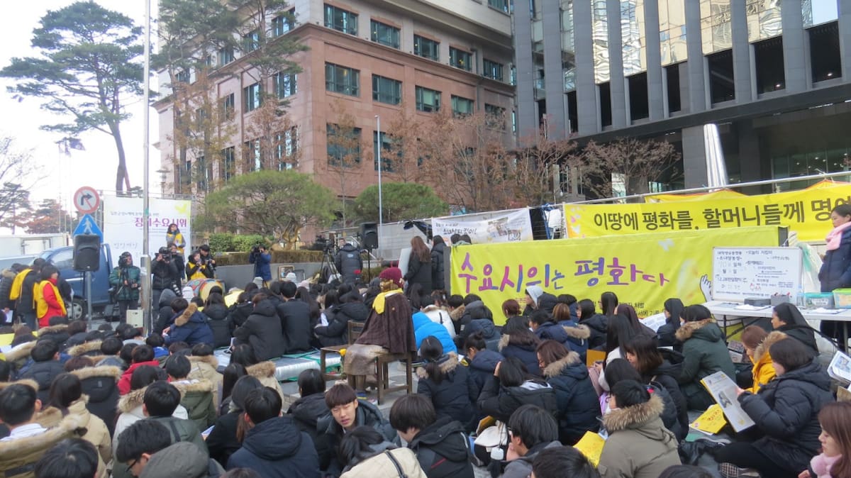 Todos los miércoles a las 12 del mediodía víctimas junto a la ONG Consejo Coreano se manifiestan frente a la Embajada de Japón en Seúl para pedir justicia. Muchos jóvenes participan de la demostración pacífica. Foto de autora.
