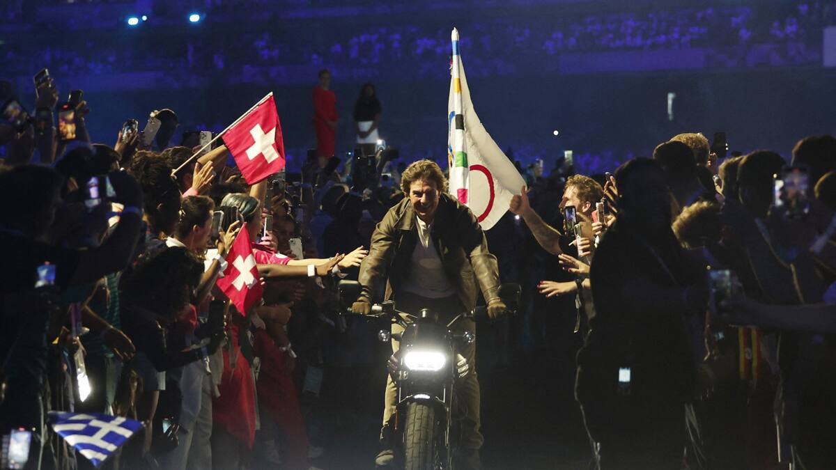 Tom Cruise y una gran actuación en el cierre de los Juegos Olímpicos: acción, paracaídas y música
