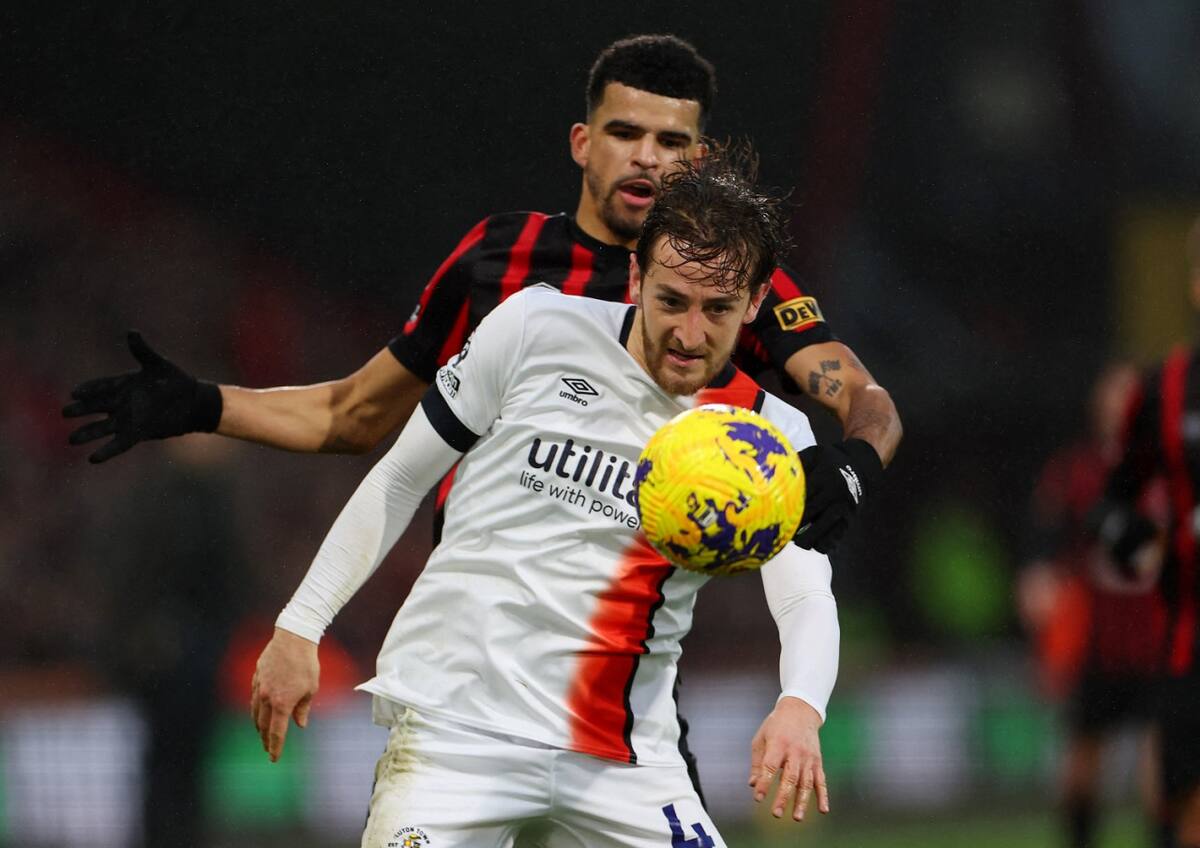Tom Lockyer (camiseta blanca), el capitán de Luton Town. Foto: Reuters.