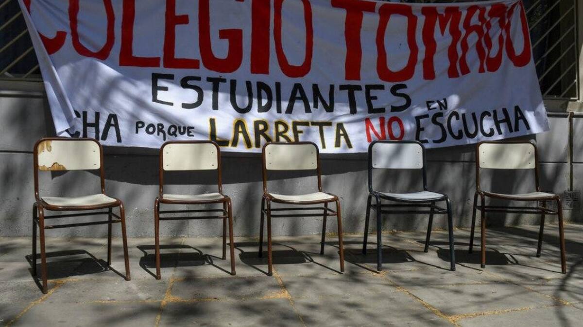 Toma de colegios: alumnos que no adhieren en escuela "Lengüitas" cursarán en Universidad de la Ciudad
