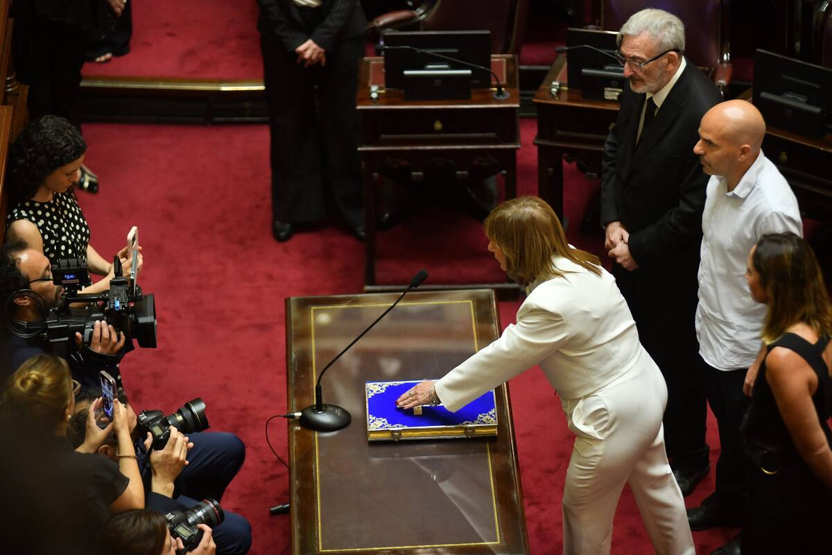Toma de juramento de los senadores electos.