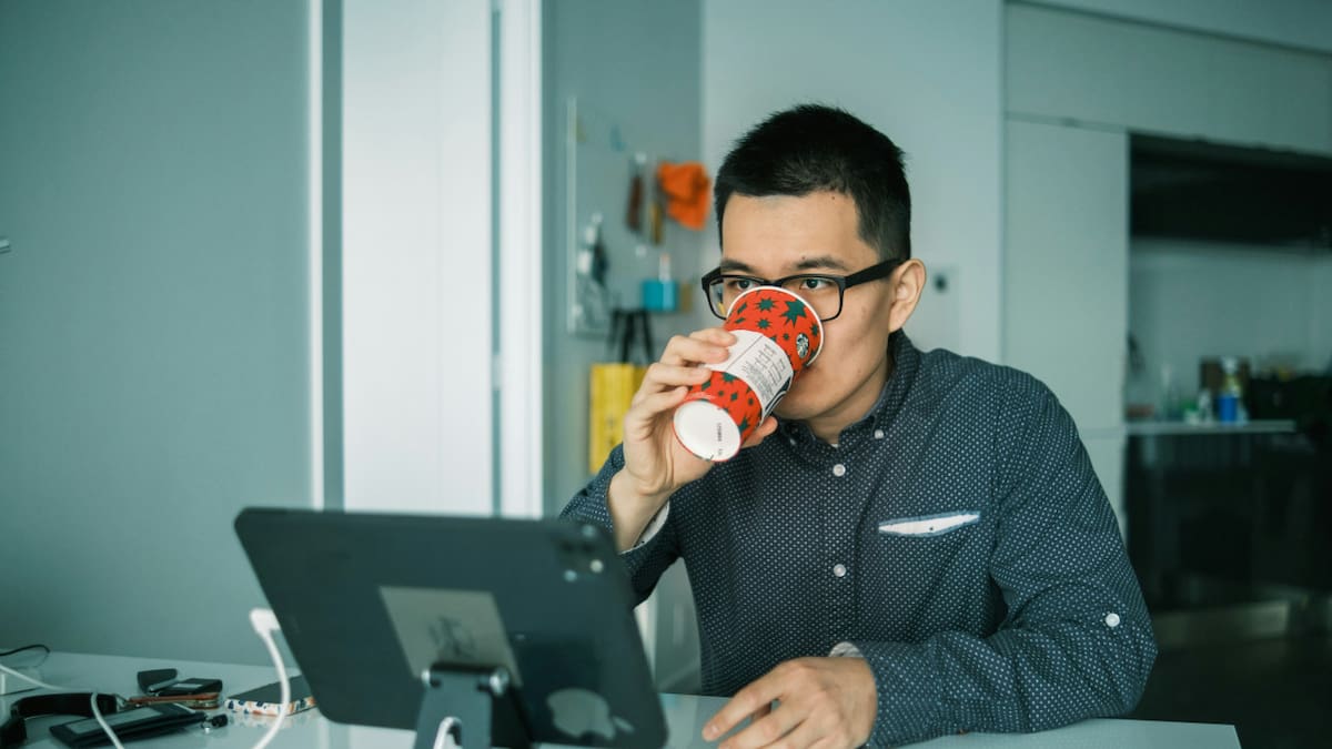 Tomar café reduce el riesgo de muerte por sedentarismo. Foto: Unsplash