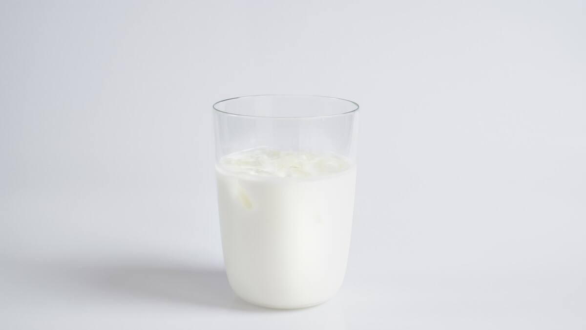 Tomar un vaso de leche caliente antes de dormir ayuda con la conciliación del sueño. Foto: Unsplash.
