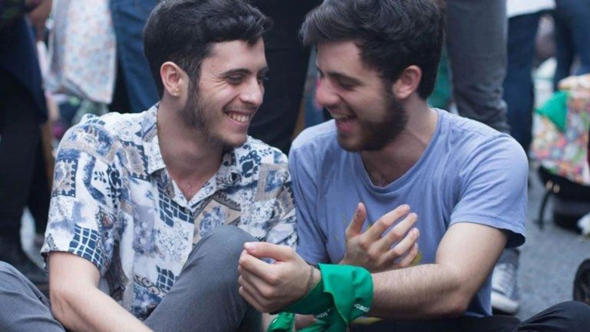 Tomás y Joaquín, jóvenes discriminados por su sexualidad en una pizzeria
