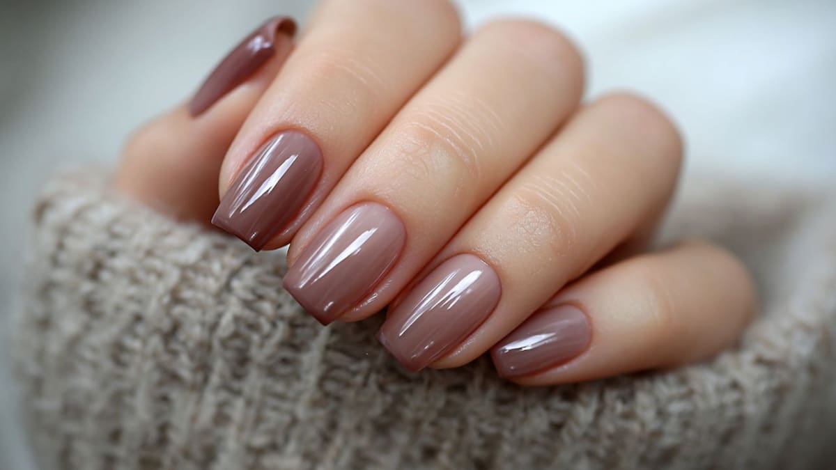 Adiós al rojo y blanco: el color de uñas que es la tendencia del invierno y estiliza las manos