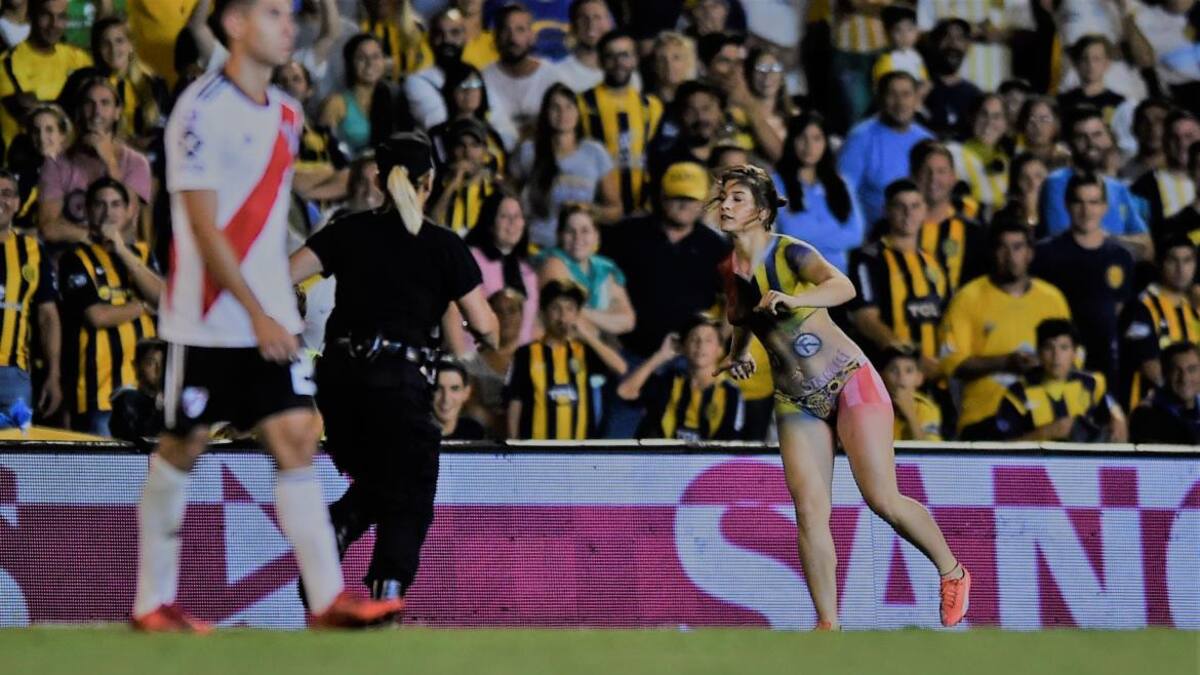 Topless de joven en partido de Rosario Central - River contra la violencia