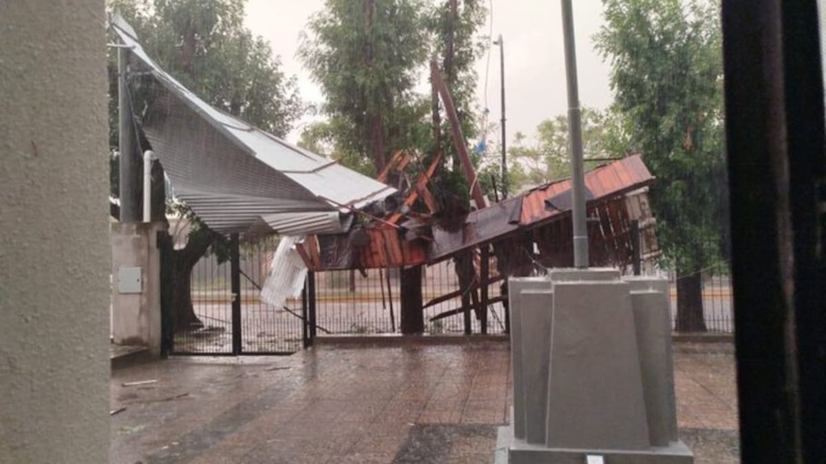 Fuerte temporal en Cañuelas y Chivilcoy: las impactantes fotos de los destrozos y el granizo que dejó a más de 3.500 usuarios sin luz