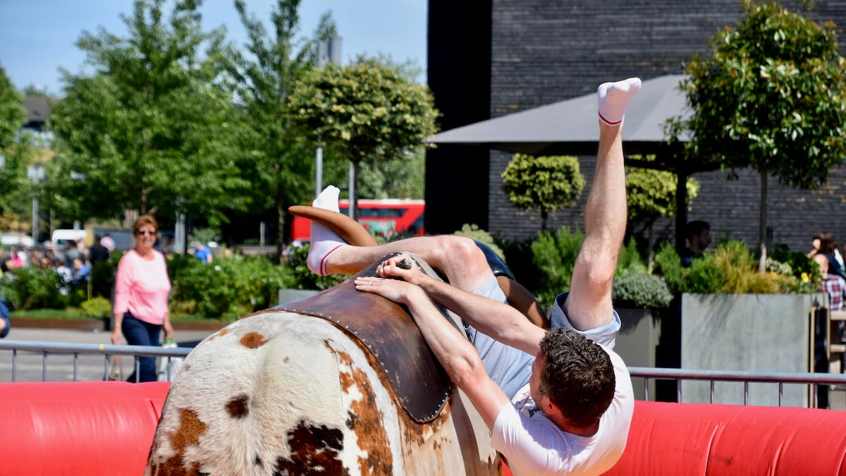 Mar del Plata: se lastimó en un toro mecánico, denunció “daños y perjuicios” y el salón de fiestas deberá pagarle casi $7 millones