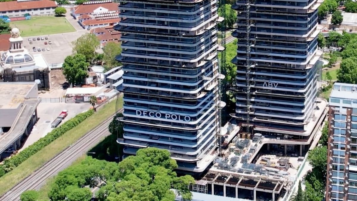 Torres de Decó Polo furnished by Armani/Casa.