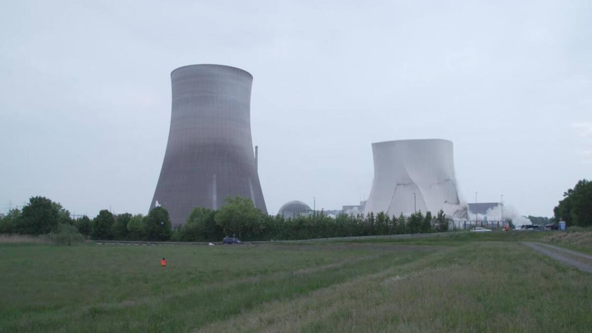 Video: la increíble demolición de dos torres de una planta nuclear en Alemania