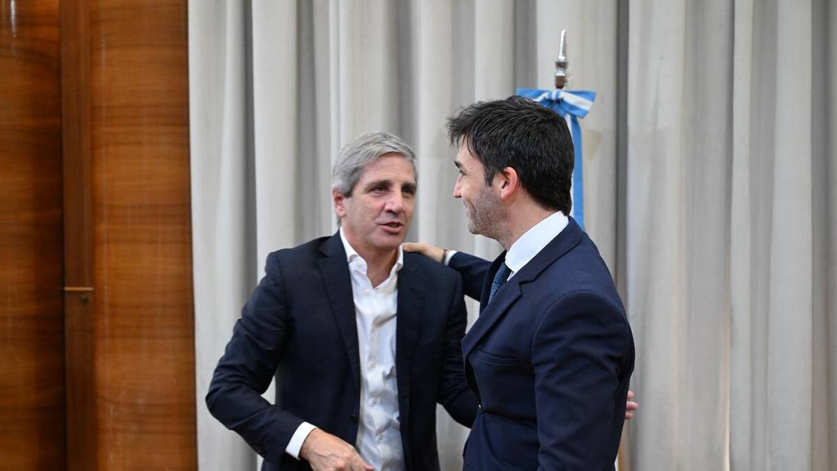 El gobernador de Chubut, Ignacio Torres, y el ministro de Economía, Luis Caputo.