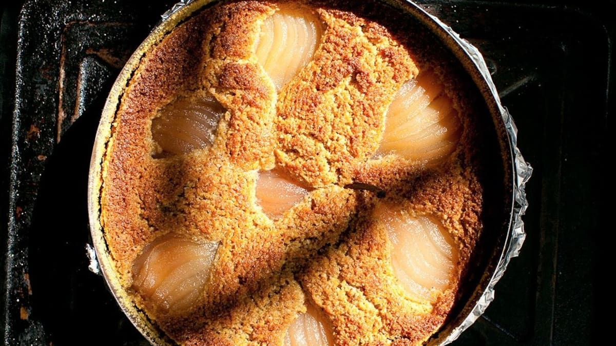 Hack definitivo para usar polenta: receta fácil de torta con peras y almendras del chef Pedro Lambertini