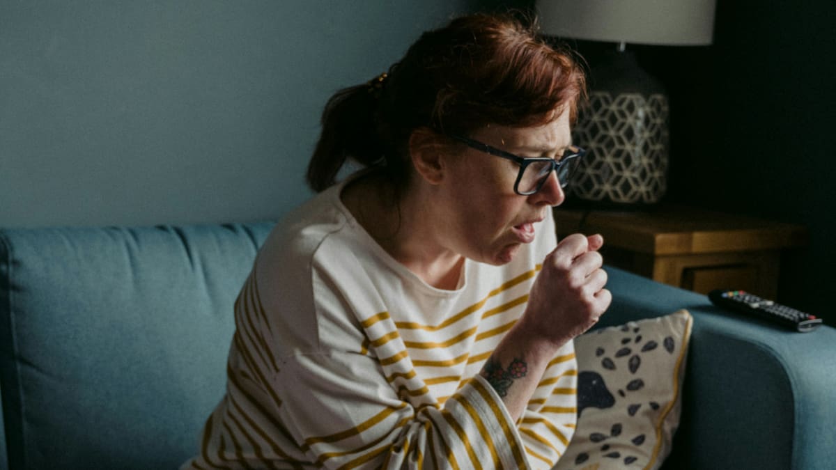 Tos postviral: por qué seguís tosiendo semanas después de una gripe y cuándo preocuparse, según especialistas