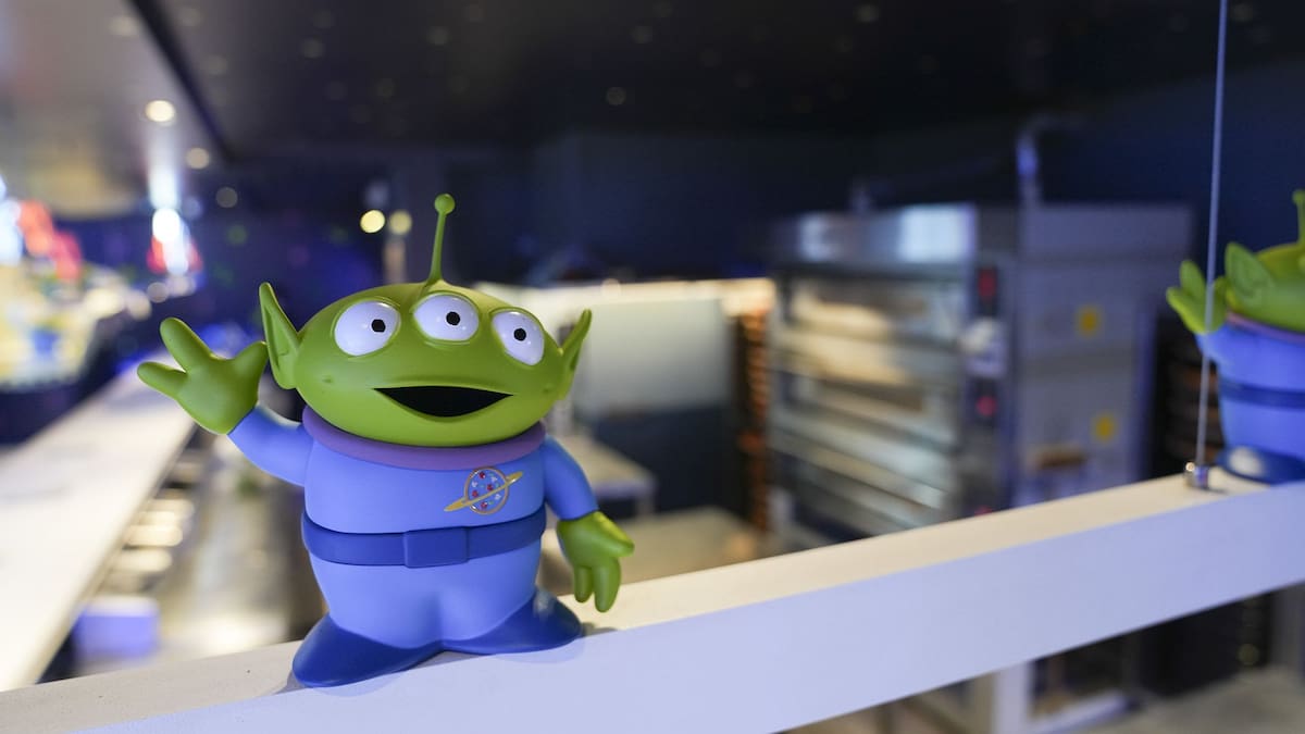 La pizzería porteña que se llenó de marcianitos y permite vivir una experiencia al estilo Pizza Planeta de Toy Story