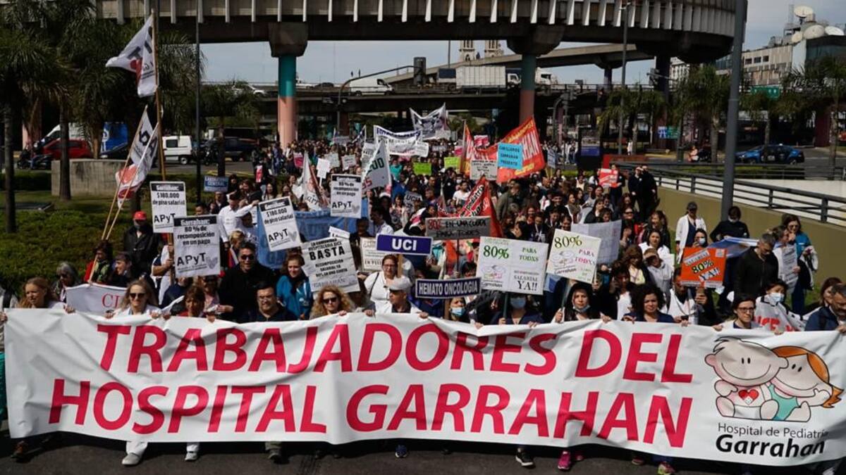 Trabajadoes del Garrahan se manifiestan ante el Ministerio de Salud. Foto:@Cele_Fierro