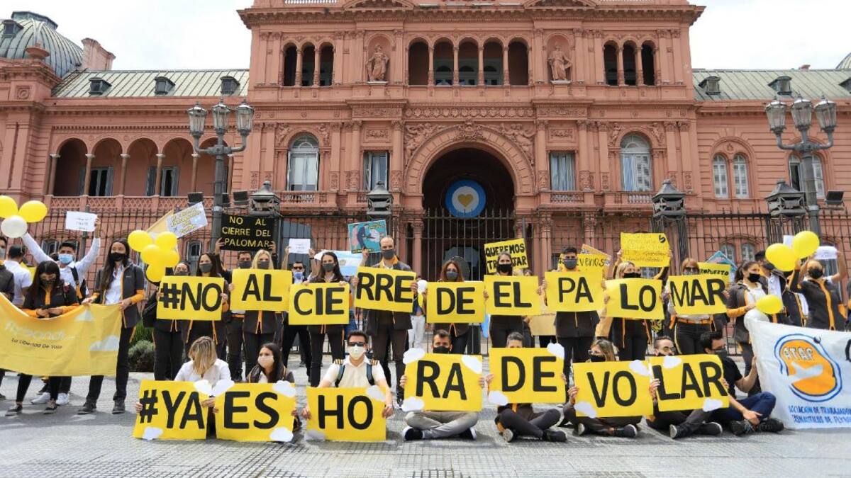 Trabajadores de FLybondi en protesta frente a Casa Rosada, NA