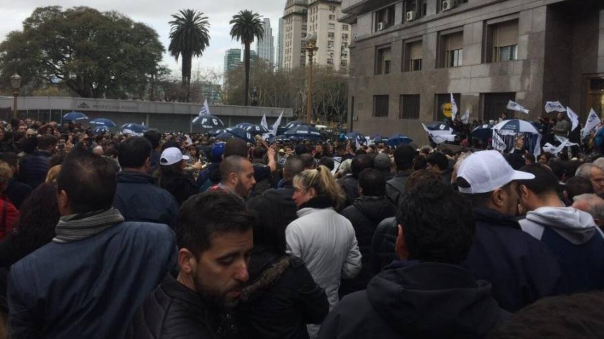 Trabajadores de Justicia y Seguridad marcharon por posibles despidos