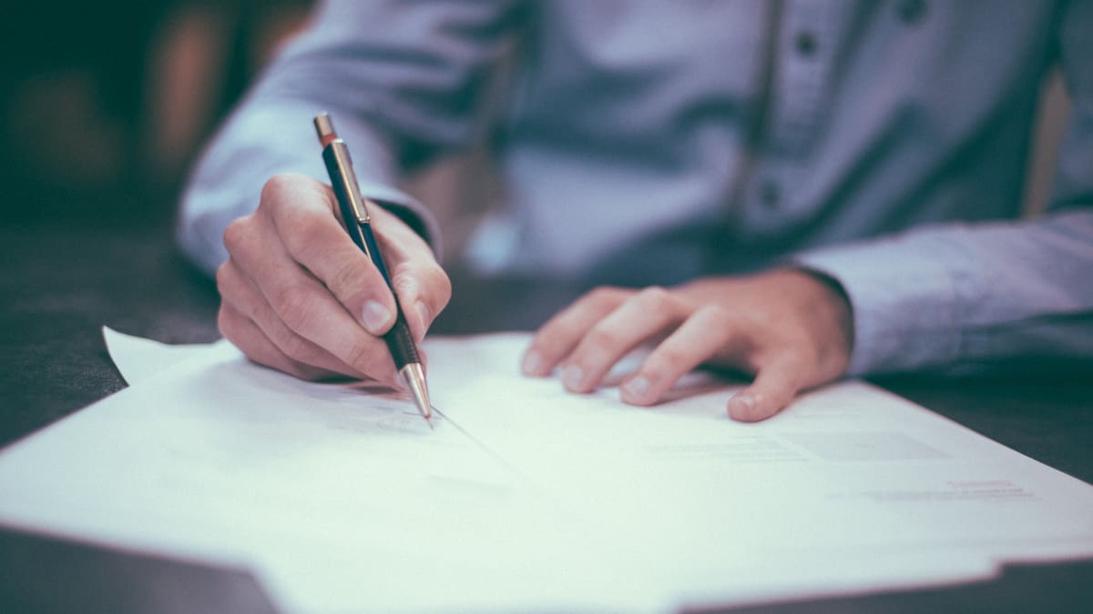 Trabajo de oficina, gente trabajando, escribir. Foto: Unsplash.