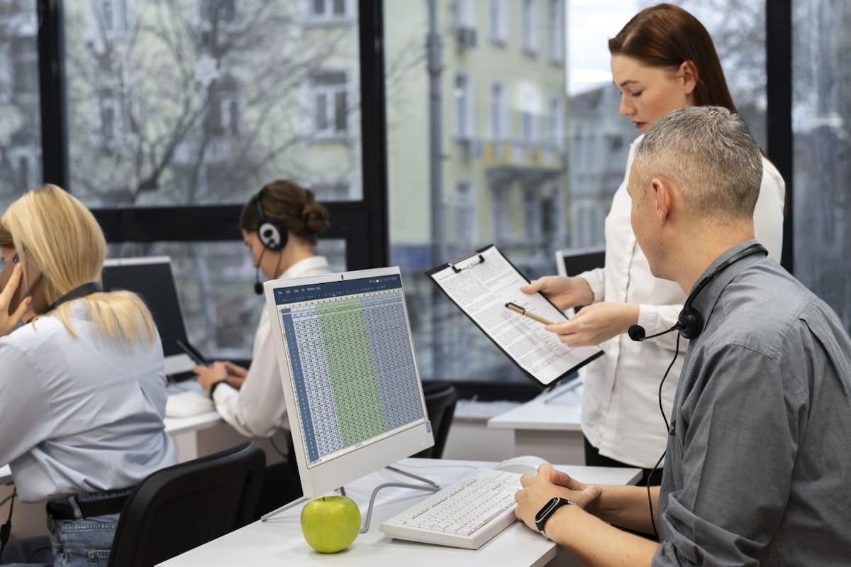 Trabajo en oficina. Imagen: Freepik