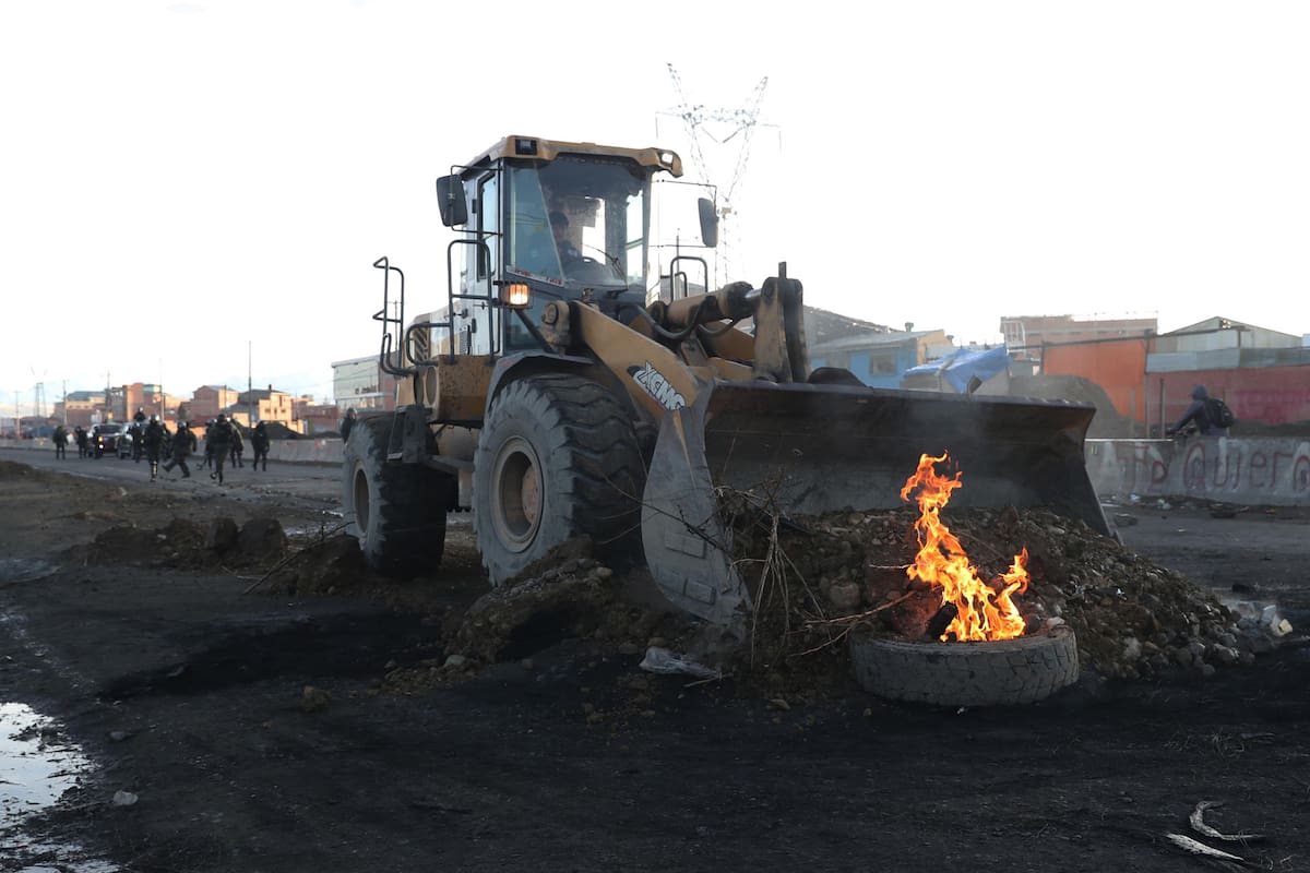 Trabajos de liberación de rutas en Bolivia.