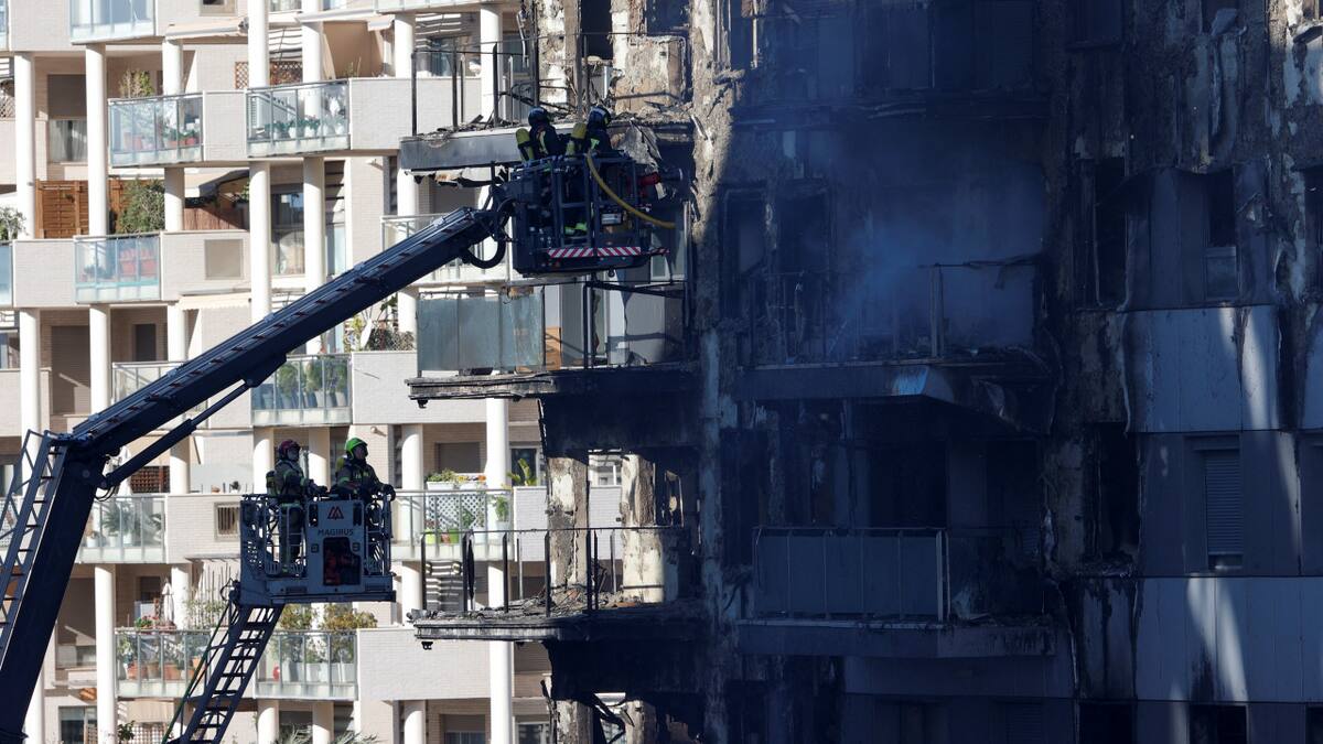 Trabajos de los bomberos en el incendio fatal en Valencia. Video: REUTERS.