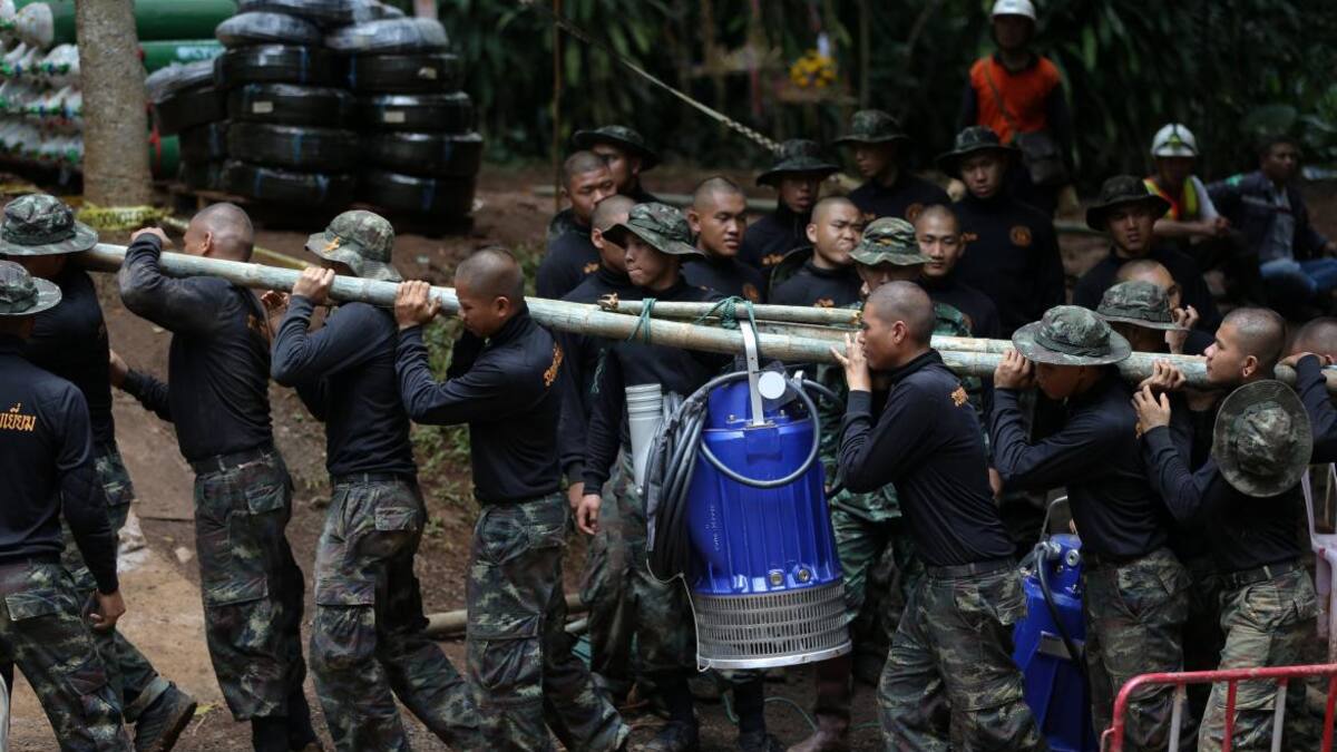 Trabajos para rescatar a niños atrapados en cueva de Tailandia (Reuters)