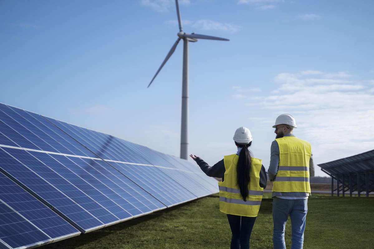 Trabajos verdes orientados a las energías limpias, como la energía solar. Foto: Freepik
