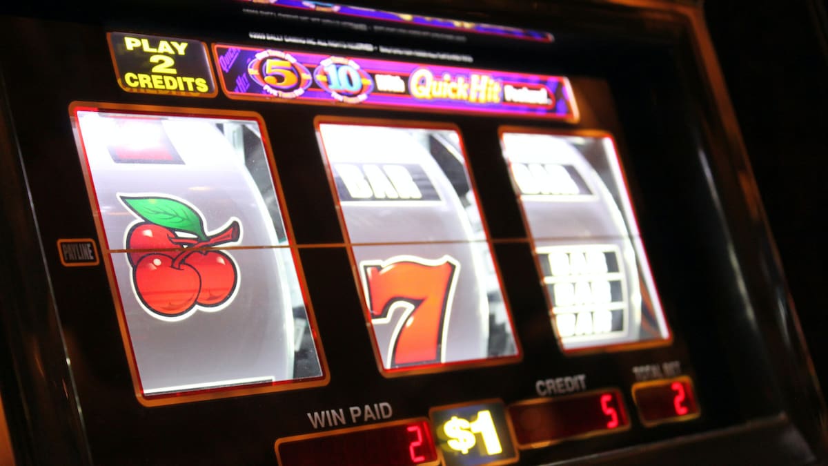 Slots de alta volatilidad vs. tragamonedas clásicas en Perú