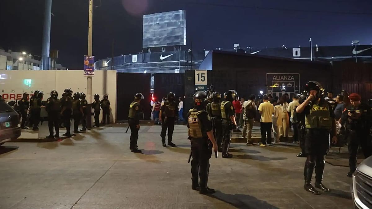 Tragedia en Perú: una avalancha durante un banderazo de Alianza Lima dejó un muerto y al menos 60 heridos