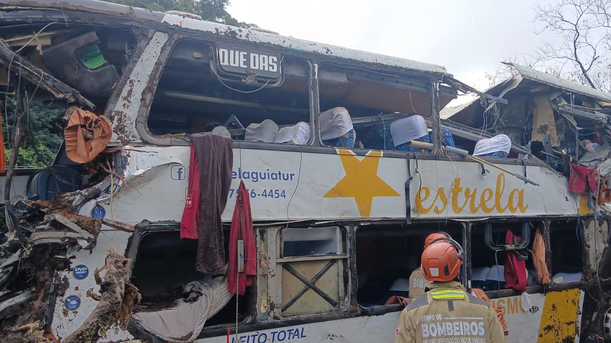 Trágico accidente en Brasil: al menos 10 muertos tras el vuelco de un autobús cerca de Río de Janeiro