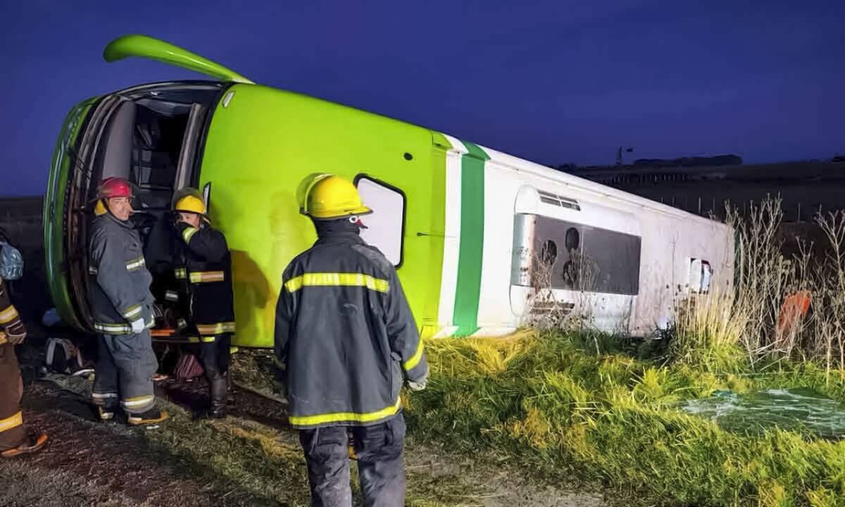 Trágico vuelco de un micro de larga distancia en ruta 51. NA