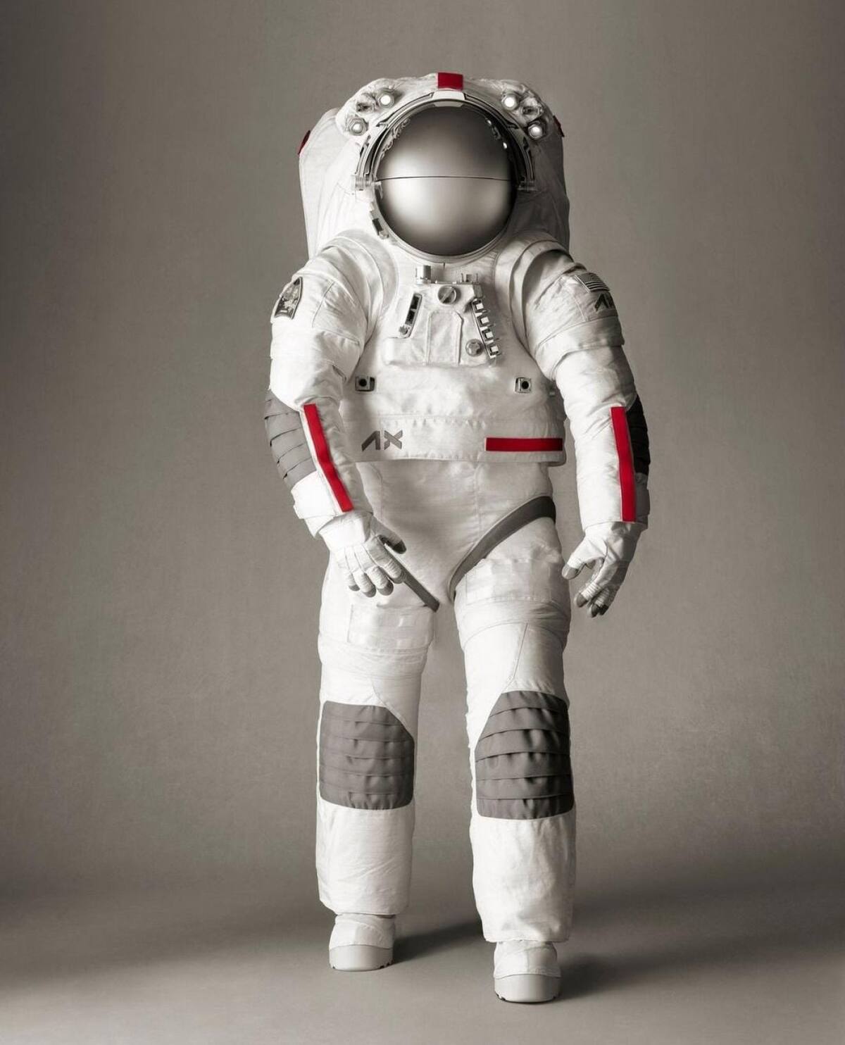 Traje espacial de la NASA y Prada. Foto: Instagram / prada.