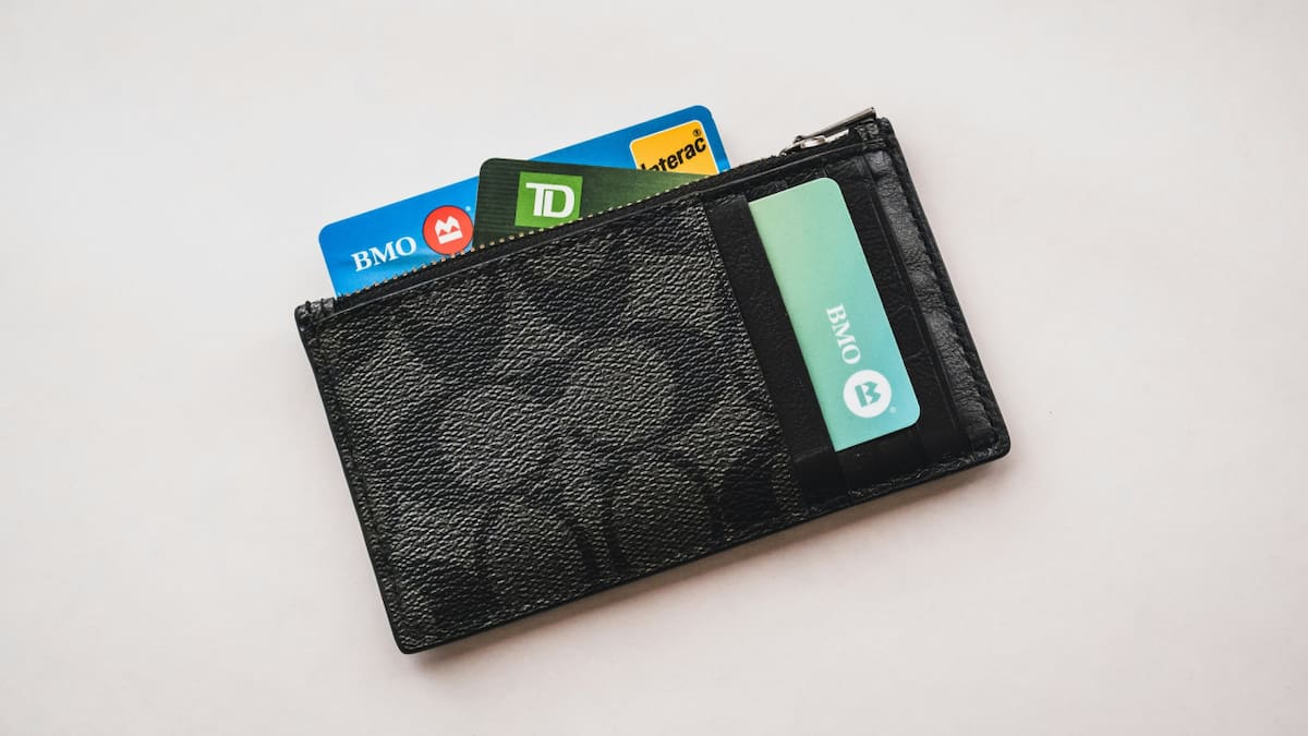 Transferencias, billeteras, banco. Foto Unsplash.