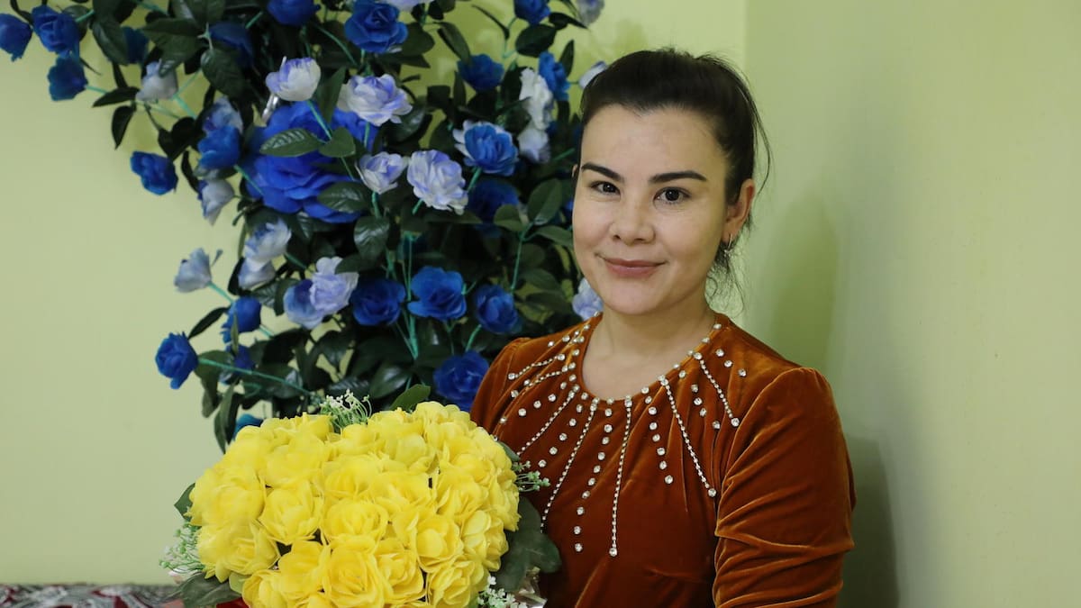 Dilorom, la mujer que transforma bolsas de plástico en flores y da trabajo a más de 60 mujeres: “Decidí no verlas como basura, sino como una oportunidad”