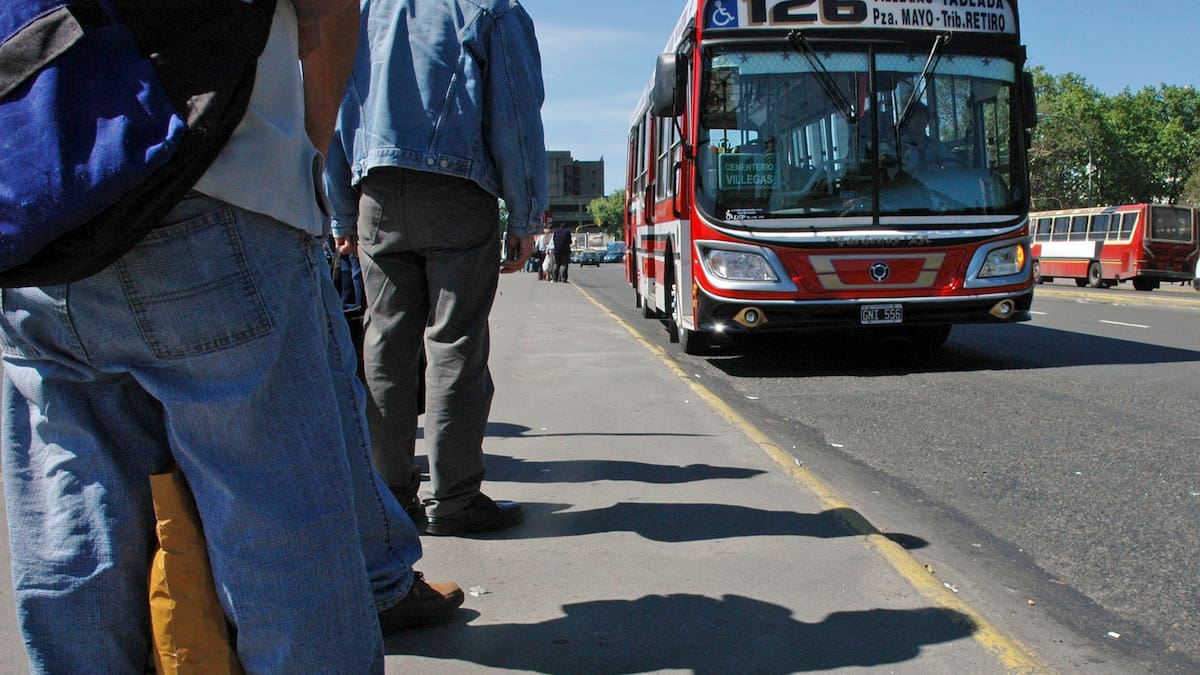¿Cuáles son las líneas de colectivo que siguen de paro mientras las empresas negocian con el Gobierno?