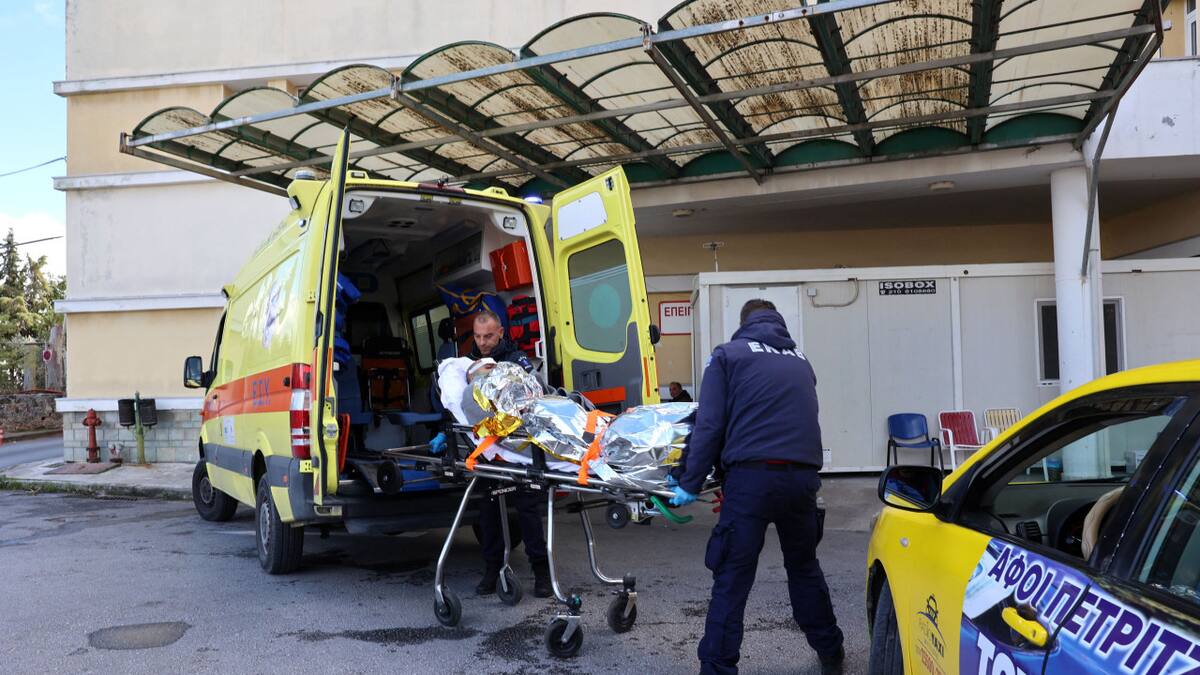 Trasladan al rescatado al hospital. Foto: Reuters.