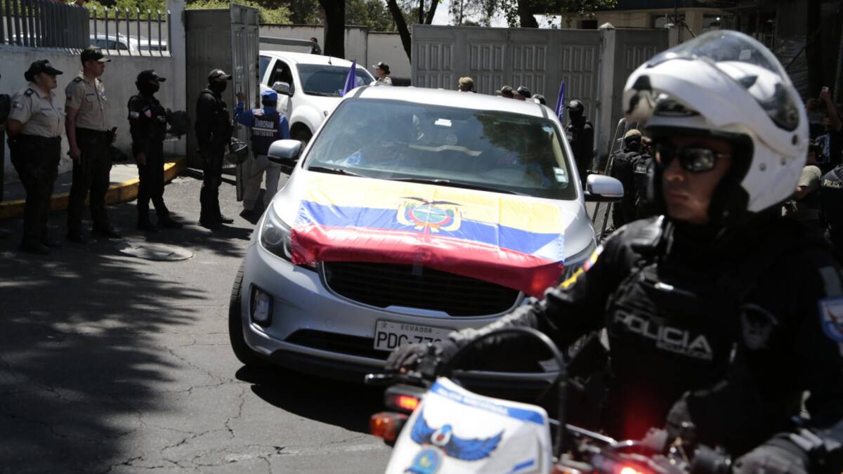Traslado del cuerpo de Fernando Villavicencia. Foto: EFE