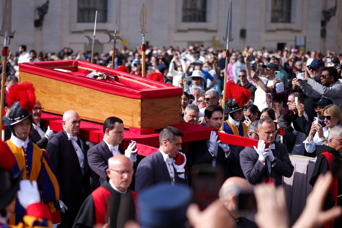 Traslado del cuerpo del papa Francisco a la basílica de San Pedro. Foto: REUTERS/Carlos Barria.