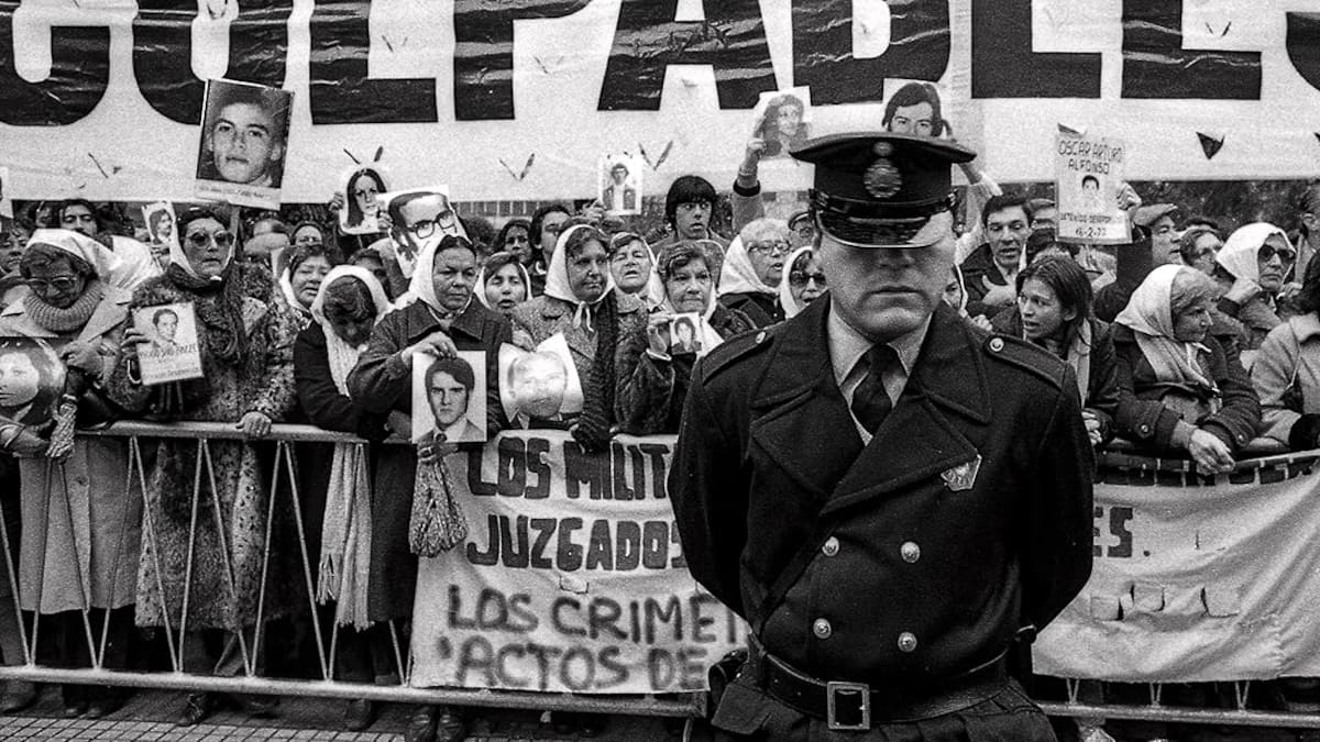 Cómo es “Traslados”, el impactante documental argentino sobre los “vuelos de la muerte” que se volvió uno de los más vistos en Prime Video