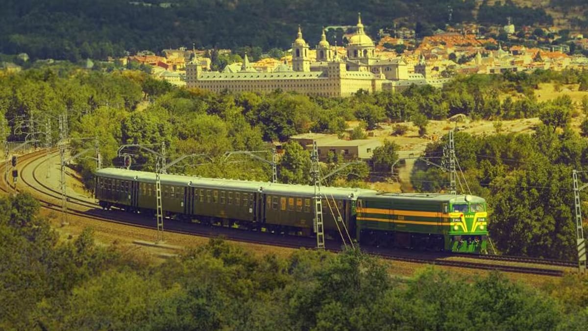 El histórico tren de España que lleva el nombre de un rey y recorre uno de los destinos más impactantes de Madrid