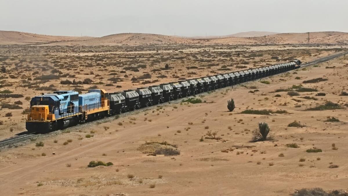 Cruza el Sahara, mide tres kilómetros y es considerado “el más peligroso del mundo”: qué transporta el tren de Mauritania