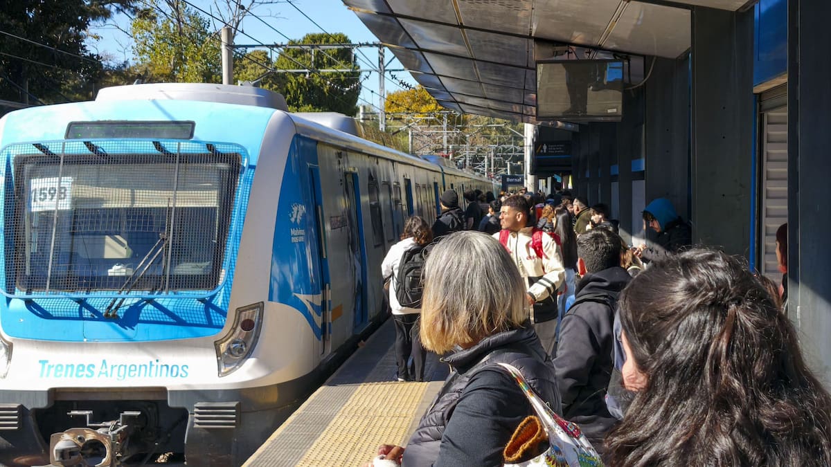 Caos en la línea Sarmiento: demoras, mujer trasladada al Hospital Durand y barreras bajas
