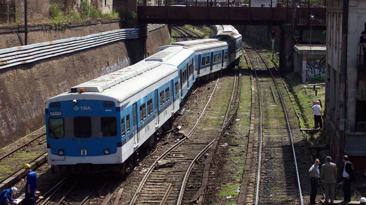Caos en la línea Sarmiento: demoras, mujer trasladada al Hospital Durand y barreras bajas
