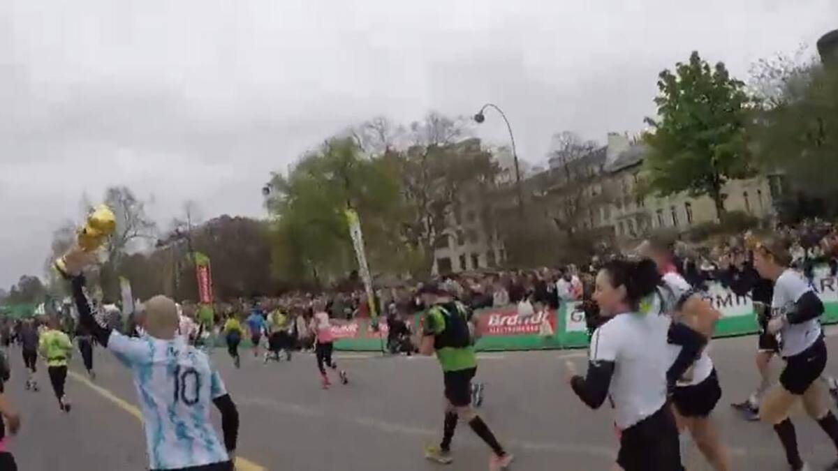 Tres argentinos corrieron la Maratón de París con la Copa del Mundo. Foto: Captura de pantalla.