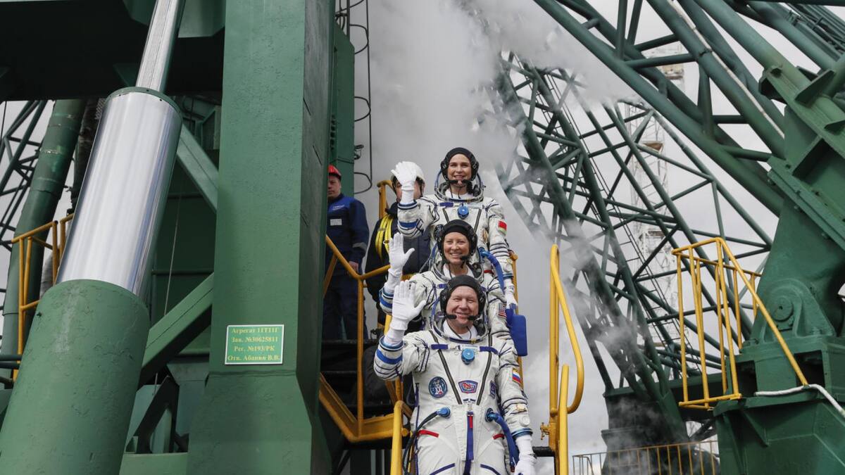 Tripulantes de la nave rusa Soyuz MS-25 rumbo a la Estación Espacial Internacional. Foto: EFE.
