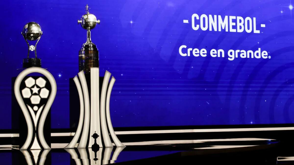 Trofeo de Copa Libertadores y Sudamericana. Foto: NA.