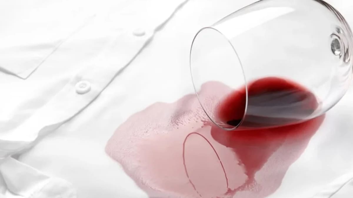El truco casero perfecto para sacar manchas de vino tinto de la ropa sin arruinarla