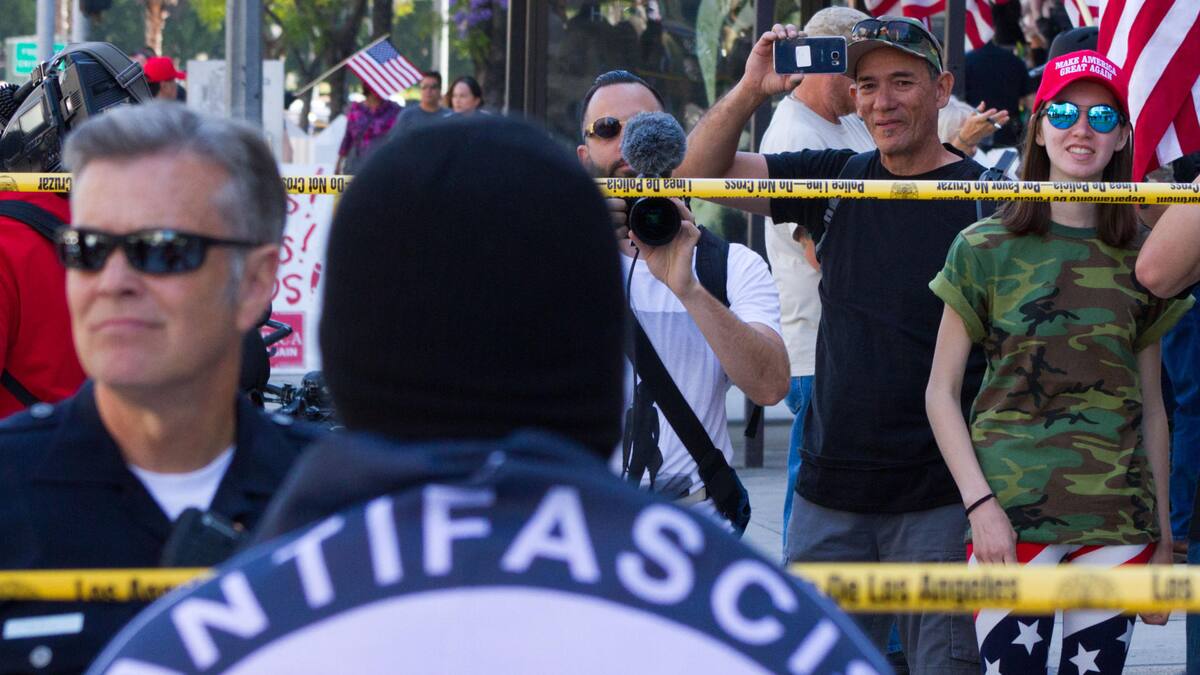 Trump designa como organización terrorista al movimiento antifascista en EE.UU.